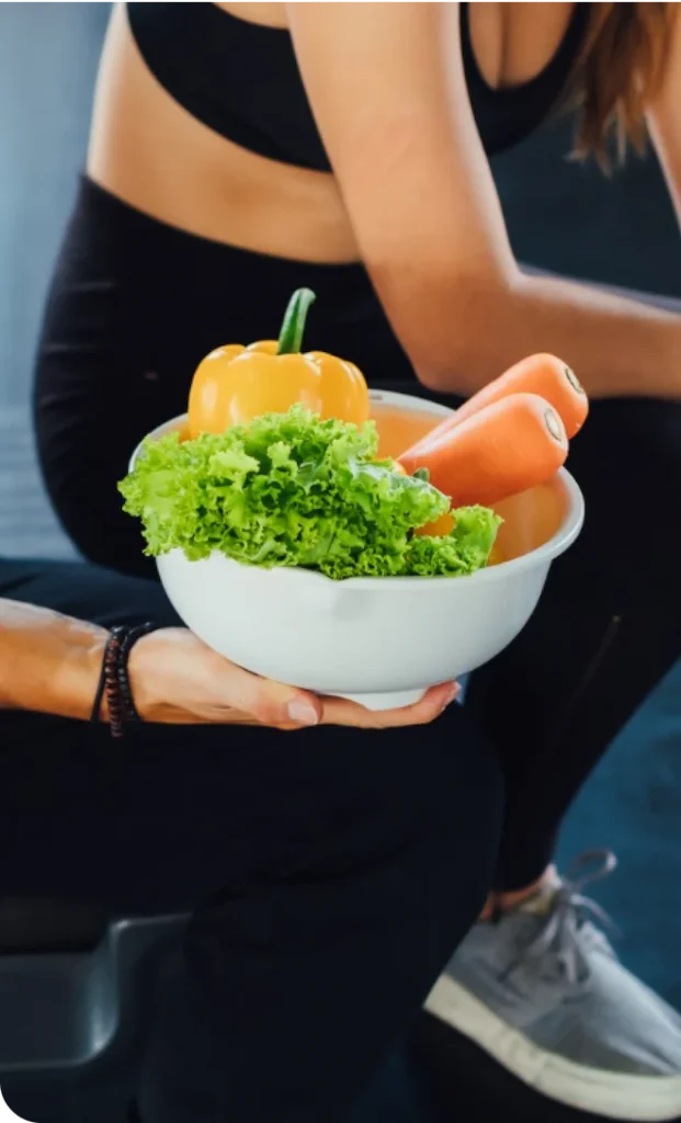 Persona con tazón de ensalada para cumplir su plan de nutrición personalizado