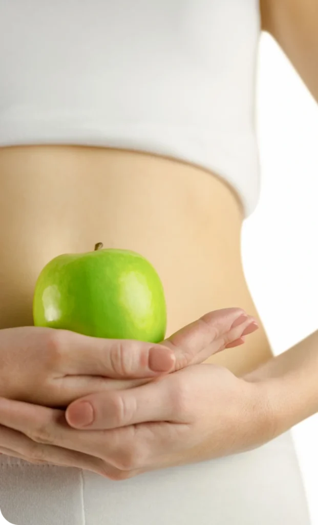 Persona con una manzana en las manos
