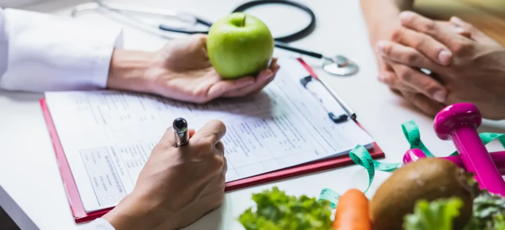 Nutricionista explicando como es un plan de nutrición personalizado