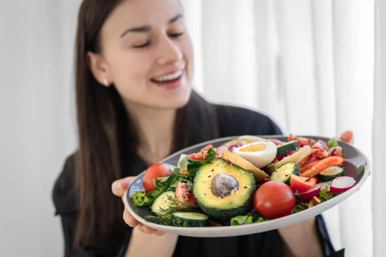 Persona sosteniendo un plato con una dieta equilibrada