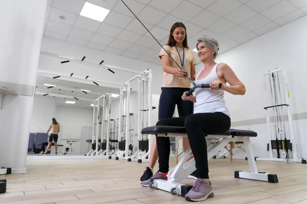 Persona mayor haciendo entrenamiento funcional guiada