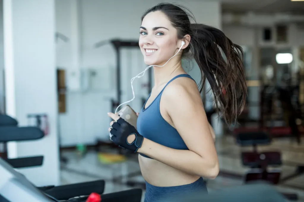 Chica motivada entrenando para mantener hábitos sostenibles