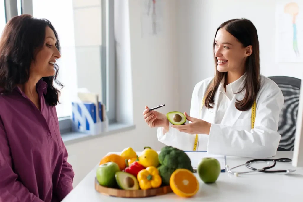 Nutricionista explicando sobre plan de nutrición personalizado