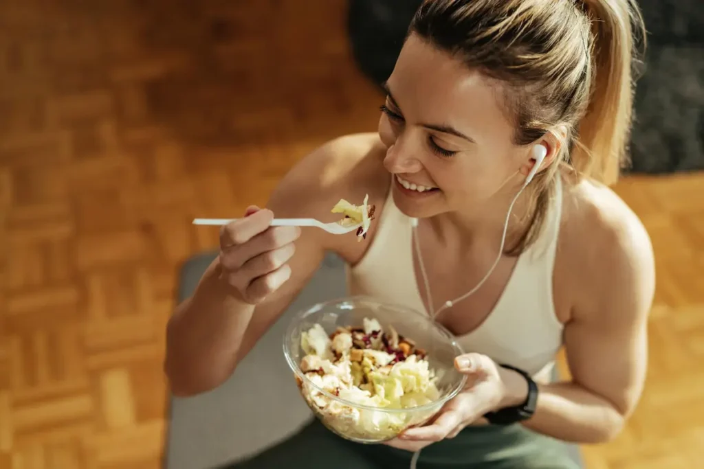 Persona comiendo nutritivo