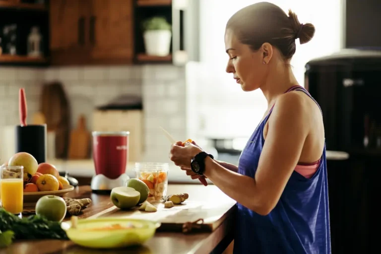 Chica deportista cuidando su nutrición